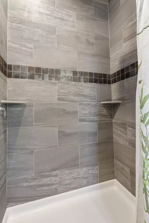 Bath - 628 Highland Meadow Loop, Redmond, OR 97756 photo 4 of 9