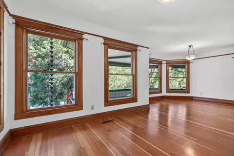 Living - 19 Gresham St, Ashland, OR 97520 photo 2 of 8
