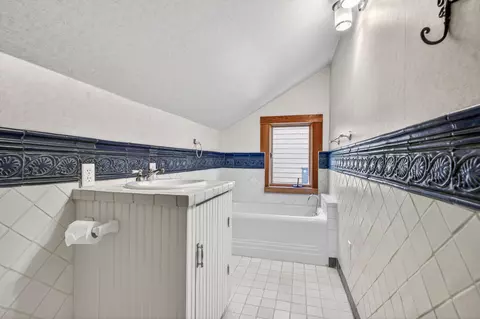 Bath - 19 Gresham St, Ashland, OR 97520 photo 4 of 7