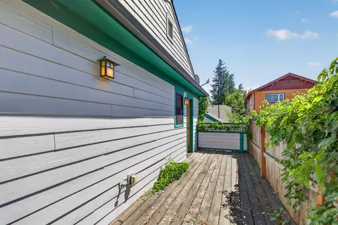 Exterior - 19 Gresham St, Ashland, OR 97520 photo 7 of 8