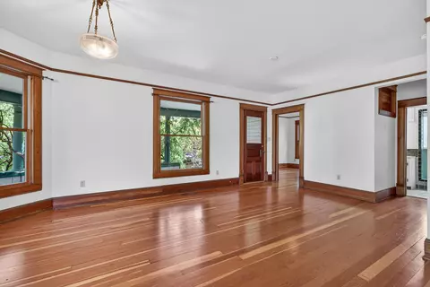 Living - 19 Gresham St, Ashland, OR 97520 photo 4 of 8
