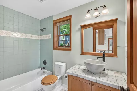 Bath - 19 Gresham St, Ashland, OR 97520 photo 5 of 7