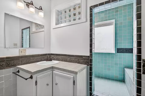 Bath - 19 Gresham St, Ashland, OR 97520 photo 1 of 7