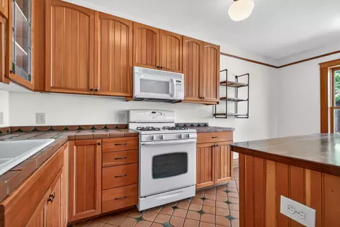 Kitchen - 19 Gresham St, Ashland, OR 97520 photo 3 of 5