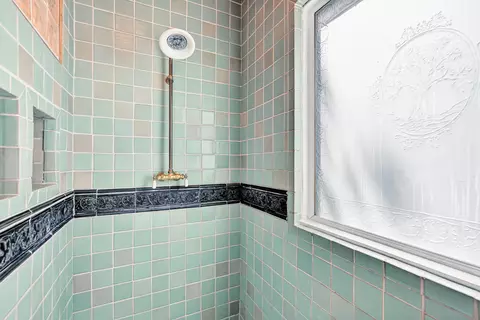 Bath - 19 Gresham St, Ashland, OR 97520 photo 2 of 7
