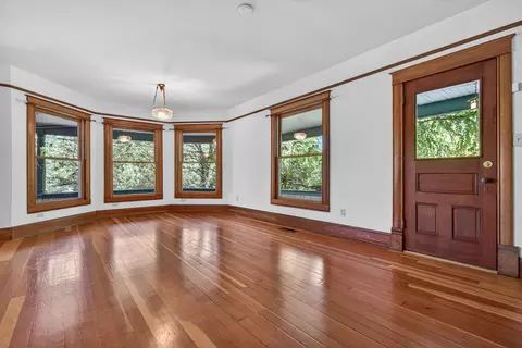 Living - 19 Gresham St, Ashland, OR 97520 photo 3 of 8