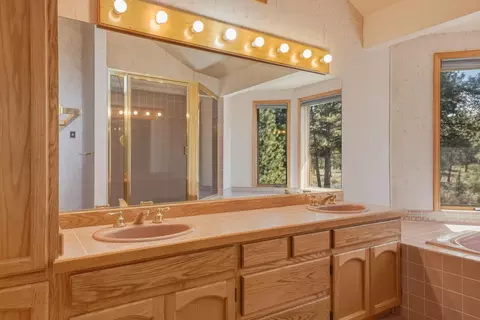 Bath - 60309 Tall Pine Ave, Bend, OR 97702 photo 6 of 7