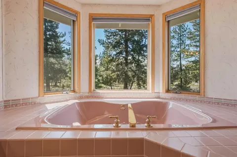 Bath - 60309 Tall Pine Ave, Bend, OR 97702 photo 4 of 7