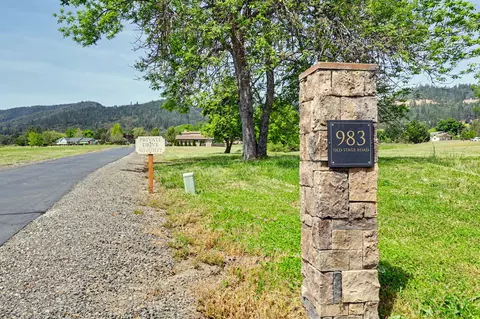 983 Old Stage, Central Point, OR 97502
