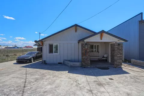 124 W Antler Ave, Redmond, OR 97756