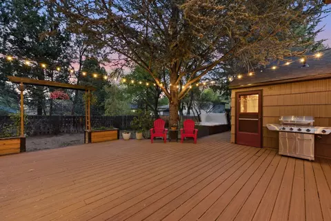 Exterior - 714 NE 10th St, Bend, OR 97701 photo 6 of 8