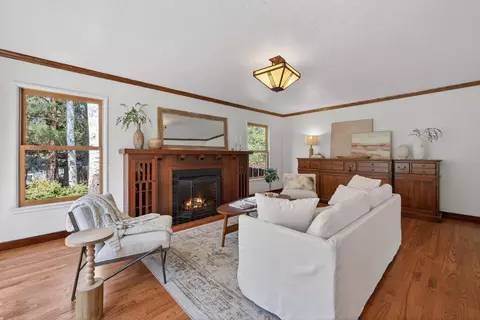 Living - 714 NE 10th St, Bend, OR 97701 photo 1 of 4