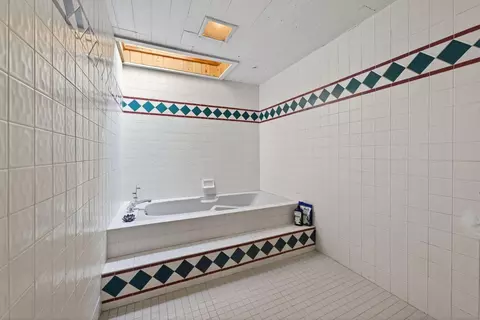 Bath - 714 NE 10th St, Bend, OR 97701 photo 3 of 6
