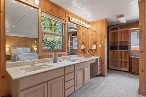 Bath - 714 NE 10th St, Bend, OR 97701 photo 2 of 6