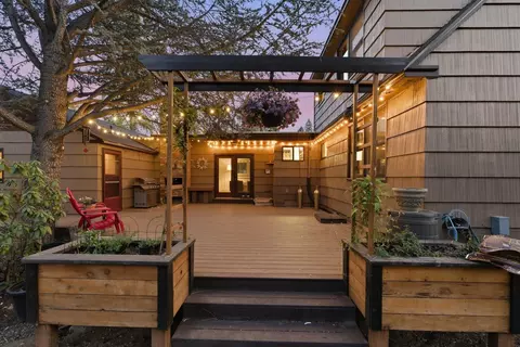 Exterior - 714 NE 10th St, Bend, OR 97701 photo 2 of 8