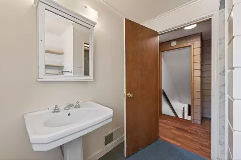 Bath - 714 NE 10th St, Bend, OR 97701 photo 5 of 6