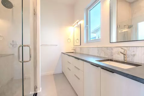 Bath - 312 E Rapp Rd, Talent, OR 97540 photo 1 of 4