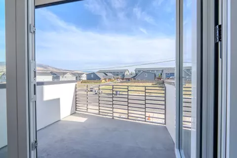 Exterior - 312 E Rapp Rd, Talent, OR 97540 photo 2 of 5