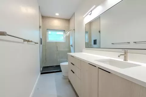 Bath - 312 E Rapp Rd, Talent, OR 97540 photo 3 of 4