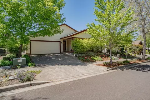 35 Logan Way, Talent, OR 97540