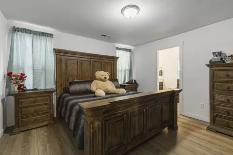 Bedroom - 23810 Gaines Rd, Merrill, OR 97633 photo 6 of 7