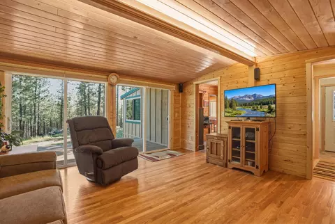 Living - 15020 Remuda Rd, Sisters, OR 97759 photo 2 of 3