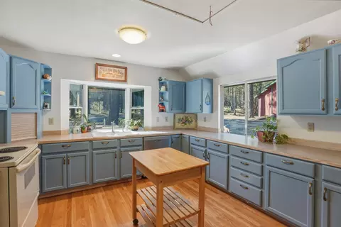 Kitchen - 15020 Remuda Rd, Sisters, OR 97759 photo 3 of 4