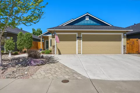2933 NW Hemlock Ln, Redmond, OR 97756