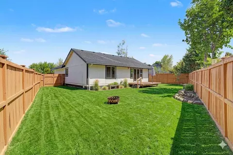 Exterior - 62803 Snowcap Ct, Bend, OR 97701 photo 5 of 10