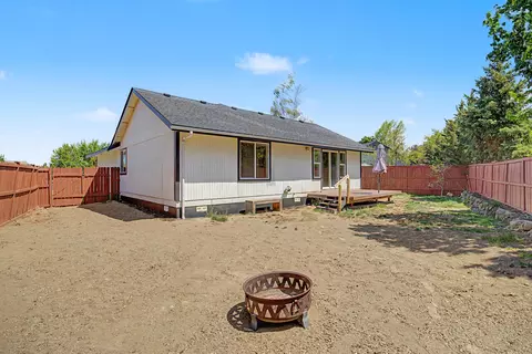 Exterior - 62803 Snowcap Ct, Bend, OR 97701 photo 6 of 10