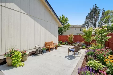 Exterior - 62803 Snowcap Ct, Bend, OR 97701 photo 9 of 10