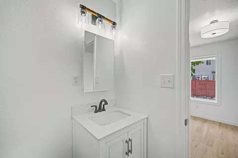 Bath - 62803 Snowcap Ct, Bend, OR 97701 photo 4 of 4