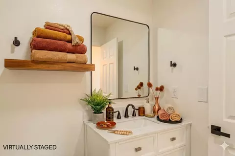 Bath - 62803 Snowcap Ct, Bend, OR 97701 photo 2 of 4