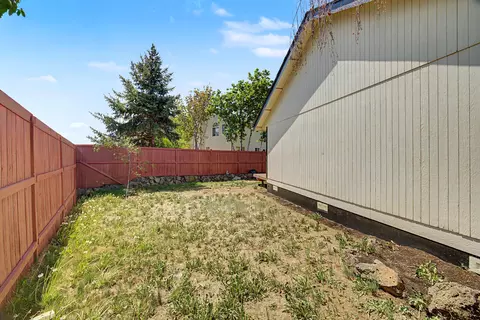 Exterior - 62803 Snowcap Ct, Bend, OR 97701 photo 8 of 10