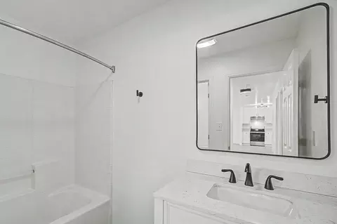 Bath - 62803 Snowcap Ct, Bend, OR 97701 photo 2 of 4
