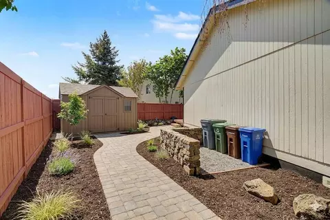 Exterior - 62803 Snowcap Ct, Bend, OR 97701 photo 7 of 10