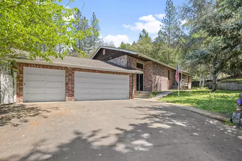 301 Red Spur Dr, Grants Pass, OR 97527