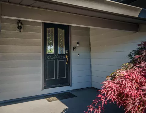 Entry Way - 604 Hemlock Ave, Central Point, OR 97502 photo 1 of 2