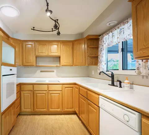 Kitchen - 604 Hemlock Ave, Central Point, OR 97502 photo 1 of 3