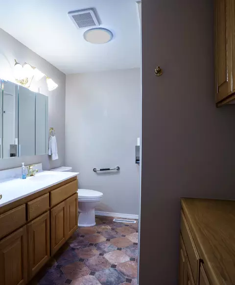 Bath - 604 Hemlock Ave, Central Point, OR 97502 photo 3 of 4