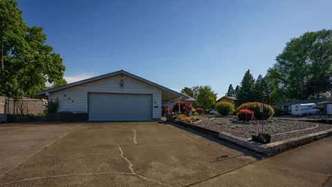 Exterior - 604 Hemlock Ave, Central Point, OR 97502 photo 3 of 7