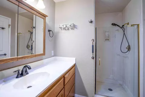 Bath - 604 Hemlock Ave, Central Point, OR 97502 photo 2 of 4