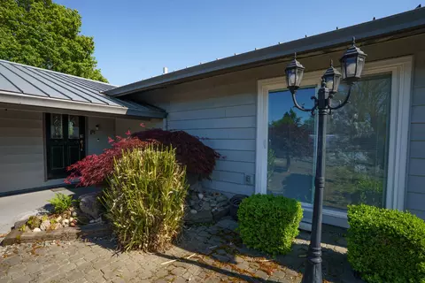 Exterior - 604 Hemlock Ave, Central Point, OR 97502 photo 4 of 7