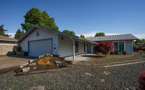 Exterior - 604 Hemlock Ave, Central Point, OR 97502 photo 2 of 7