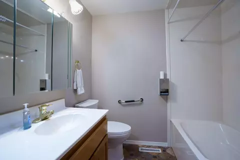 Bath - 604 Hemlock Ave, Central Point, OR 97502 photo 4 of 4