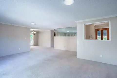 Living - 604 Hemlock Ave, Central Point, OR 97502 photo 2 of 3