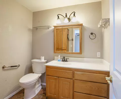 Bath - 604 Hemlock Ave, Central Point, OR 97502 photo 1 of 4