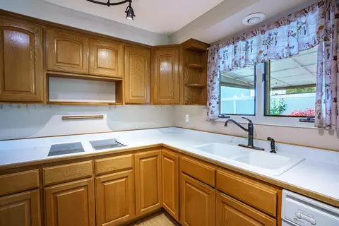 Kitchen - 604 Hemlock Ave, Central Point, OR 97502 photo 2 of 3