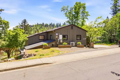 34 Scenic Dr, Ashland, OR 97520