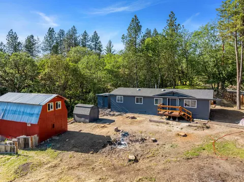 221 Hansen Dr, Grants Pass, OR 97526
